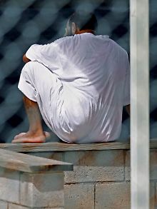 Ein Häftling im Gefangenenlager Guantánamo Bay.