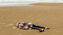 Sizilien: Am Strand nahe Scicli di Pozzallo liegt ein toter Afrikaner.