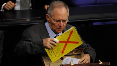 Finanzminister Schäuble plant für nächstes Jahr Rekordschulden. Erst ab 2011 soll wieder gespart werden.