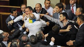 Abgeordnetenstreit in der Ukraine: Parlamentarier prügeln sich