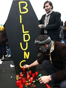 Studenten in Bonn beerdigen symbolisch die Bildung.