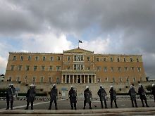 Polizisten vor dem Parlament in Athen.