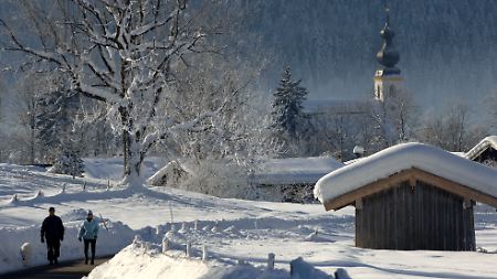 Dick verschneite Winterlandschaft in Inzell (Archivbild).