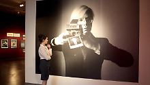 Vergrößerten Darstellung des Polaroid-Fotos von Oliviero Toscani, auf dem Andy Warhol zu sehen ist.