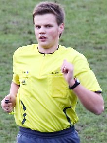 Nicht länger unter dem Schutz des DFB, sondern theoretisch bald wieder auf dem Rasen: Schiedsrichter Thorben Siewer.