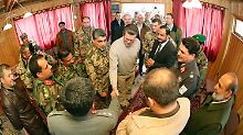 Der Bundesverteidigungsminister  trifft bei seinem Besuch im deutschen Feldlager Kundus auch eine afghanische Delegation.