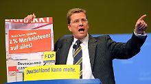 Mai 2006: FDP-Chef Guido Westerwelle zeigt ein SPD-Plakat aus dem Wahlkampf 2005. Die Union hatte darin eine Erhöhung der Mehrwertsteuer um zwei Punkte angekündigt, die SPD hatte dies abgelehnt. Am Ende erhöhte die Große Koalition die Mehrwertsteuer von 16 auf 19 Prozent.