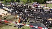 Das Feuer zerstörte das Eingangs-, Haupt- und Versorgungszelt. 