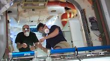 Oleg Kononenko und Don Pettit arbeiten in der "Dragon"-Kapsel.
