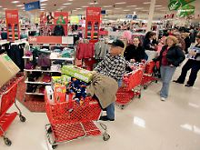 Im Kassenbereich einer Targetfiliale in Mayfield Heights im US-Bundesstaat Ohio bildeten sich zu Beginn des Weihnachtsgeschäfts lange Schlangen.