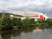 Die Abraumhalde "Monte Kali" überragt das Werra-Tal um etwa zweihundert Meter.
