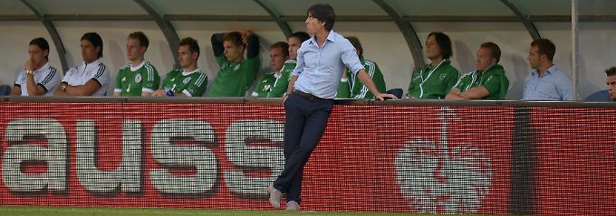 Bundestrainer Joachim Löw hat seine Wahl getroffen - und damit vor allem Angreifer Cacau, der nicht mitfahren darf.