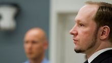 Breivik behauptet, er habe sich die Nase nach einer Schlägerei mit einem Pakistani operieren lassen müssen.