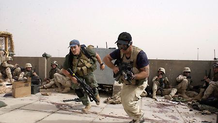 Mitarbeiter von Blackwater (im Vordergrund) nehmen 2004 an einem Feuergefecht in Najaf teil.