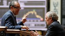 Im Auge eines Finanzsturms: An der Madrider Börse diskutieren Händler die Lage.