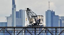 Malochen vor der Kulisse des Frankfurter Bankenviertels.