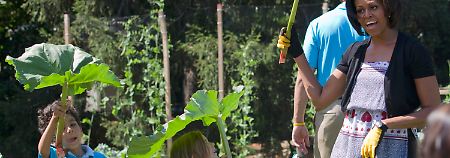 Auch im Garten ist sie immer für einen Spaß zu haben. 