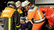 Feuerwehrleute müssen nicht nur gegen Flammen kämpfen - auch Rettungseinsätze wie hier in einer Übung gehören zu ihrem Job. (Bild: Roessler/dpa/tmn)