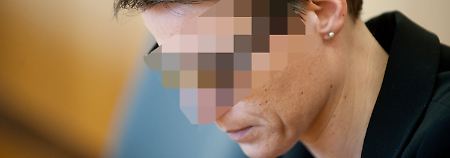 Die Frau bei der Urteilsverkündung.
