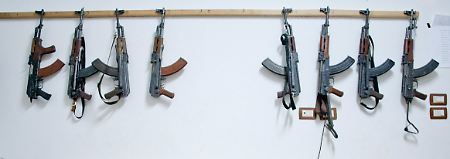 Ein Rebell sieht unter Waffen fern.