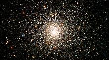 Die riesigen Kugelsternhaufen sind kaum jünger als das Universum selbst. Ihr Alter beträgt 13,5 Milliarden Jahre.