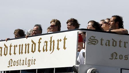 Die meisten Touristen lassen sich lieber durch Berlin fahren - da kann man allerdings nicht überall anhalten, wo man möchte.