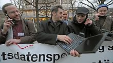 Vor dem Gerichtsgebäude in Karlsruhe protestierten Gegner der Vorratsdatenspeicherung 