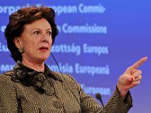 EU-Wettbewerbshüterin Neelie Kroes greift durch.