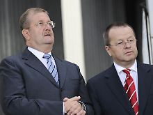 Komplizierte Finanzgeschäfte fallen Ex-Porsche-Chef Wiedeking (l.) und dessen Finanzchef Härter auf die Füße.