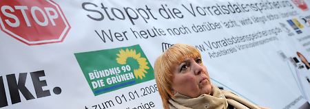 Claudia Roth, Bundesvorsitzende von Bündnis 90/Die Grünen, bei einer Protestaktion gegen Vorratsdatenspeicherung in Karlsruhe.