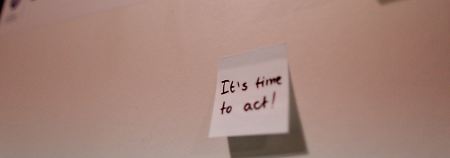 Ein Zettel mit der Aufschrift "It's time to act" klebt bei der UN-Klimakonferenz in Kopenhagen am deutschen Delegationsbüro.