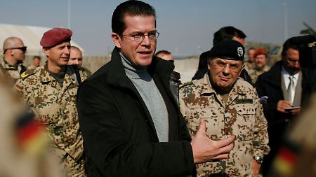 Verteidigungsminister Guttenberg soll gelogen haben, sagt der von ihm entlassene Generalinspekteur Schneiderhan (rechts, bei einem gemeinsamen Besuch in Afghanistan).