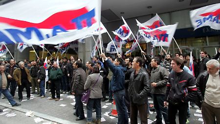 PAME-Mitglieder demonstrieren vor dem Finanzministerium in Athen.