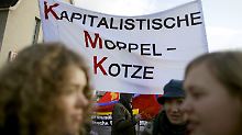Studenten demonstrieren derweil gegen die "Bildungsmisere" und für massive Reformen (hier am Tagungsort der Kultusministerkonferenz KMK in Bonn).