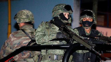 Soldaten bewachen ein Wohnhaus in der Stadt Cuernavaca. 200 Marinesoldaten waren an dem Einsatz gegen Drogenboss Leyva beteiligt.