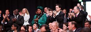 Geschafft! Das Plenum applaudiert sich selbst. Warum nur?