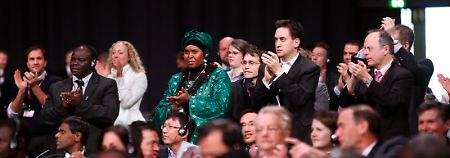 Geschafft! Das Plenum applaudiert sich selbst. Warum nur?