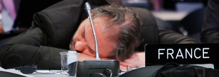 Völlige Erschöpfung nach tagelangen Verhandlungen. Das Ergebnis des Treffens beibt weit hinter den Erwartungen zurück.