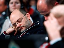 Übermüdet: Ein Delegierter in der Schlussrunde des Plenums.