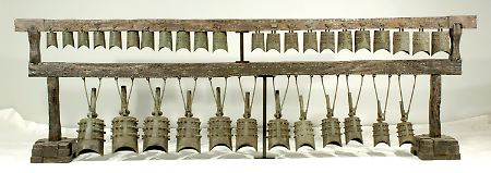 Die Ausstellung zeigt eines der größten chinesischen Glockenspiele aus der antiken Zeit. Es zählt 34 melodische Bronzeglocken.