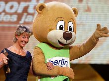 Steffi Nerius, Arm in Arm mit WM-Maskottchen Berlino.