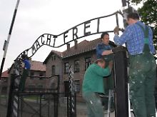 Müssen bald wieder ans Werk: Die Monteure des Schilds von 2006.