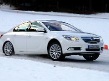 ... und Einfederns an der Hinterachse bleibt der Allrad-Opel sauber in der Spur.