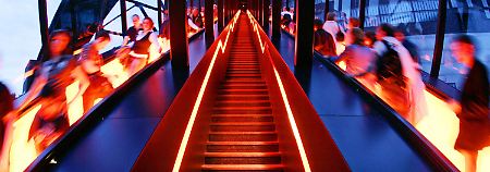 Über eine beleuchtete Rolltreppe bietet sich Besuchern ein nächtlicher Blick auf das Gelände der Zeche Zollverein. ...