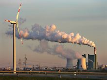 Das Braunkohlekraftwerk Schkopau bei Halle liefert mit rund 900 Megawatt Nettoleistung Strom für die öffentliche Versorgung, Energie für den Chemiestandort Buna und die Deutsche Bahn.