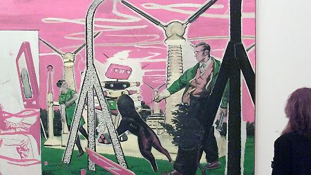 Neo Rauchs Werke sind charakterisiert durch eine plakative, farbintensive Bildsprache, die zunächst eine Nähe zur Gebrauchsgrafik der 1950er Jahre offenbart ("Einfall, 2001"). 