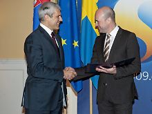 Tadic (links) und Reinfeldt bei der Übergabe des Antrags.