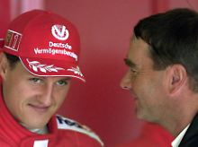 Michael Schumacher beim Smalltalk mit Nigel Mansell.