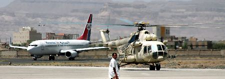 Das Foto aus dem Juni zeigt den Helikopter der jemenitischen Armee, der die Leichen von drei Entführten zum Flughafen von Sanaa transportiert.