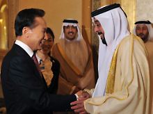 Der südkoreanische Präsident Lee Myung-Bak und sein arabischer Amtskollege Scheich Chalifa bin Zayid al-Nahyan besiegeln den Deal per Handschlag.
